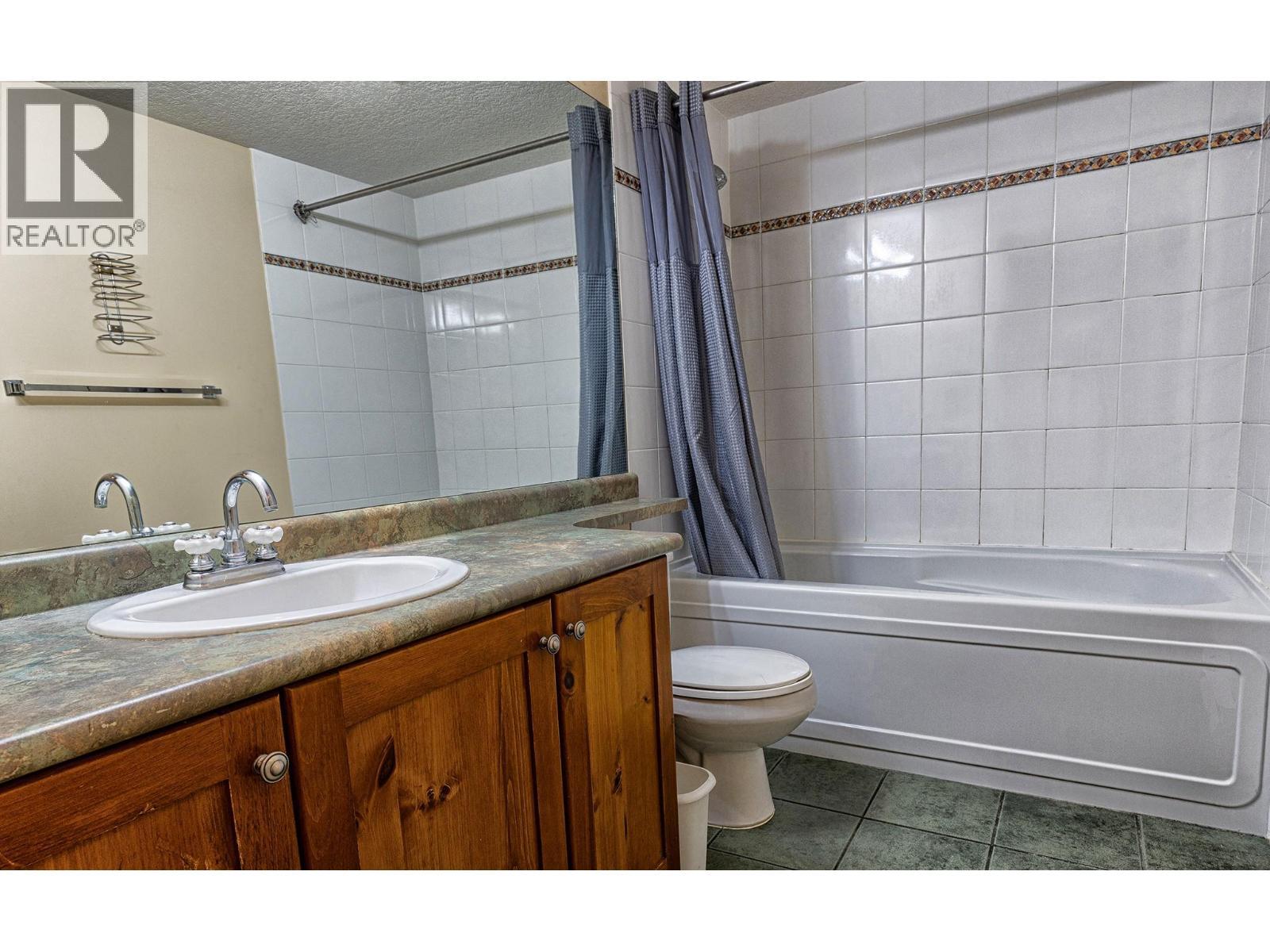 2050 Summit Drive Unit# 306, Panorama, BC - Indoor Photo Showing Bathroom