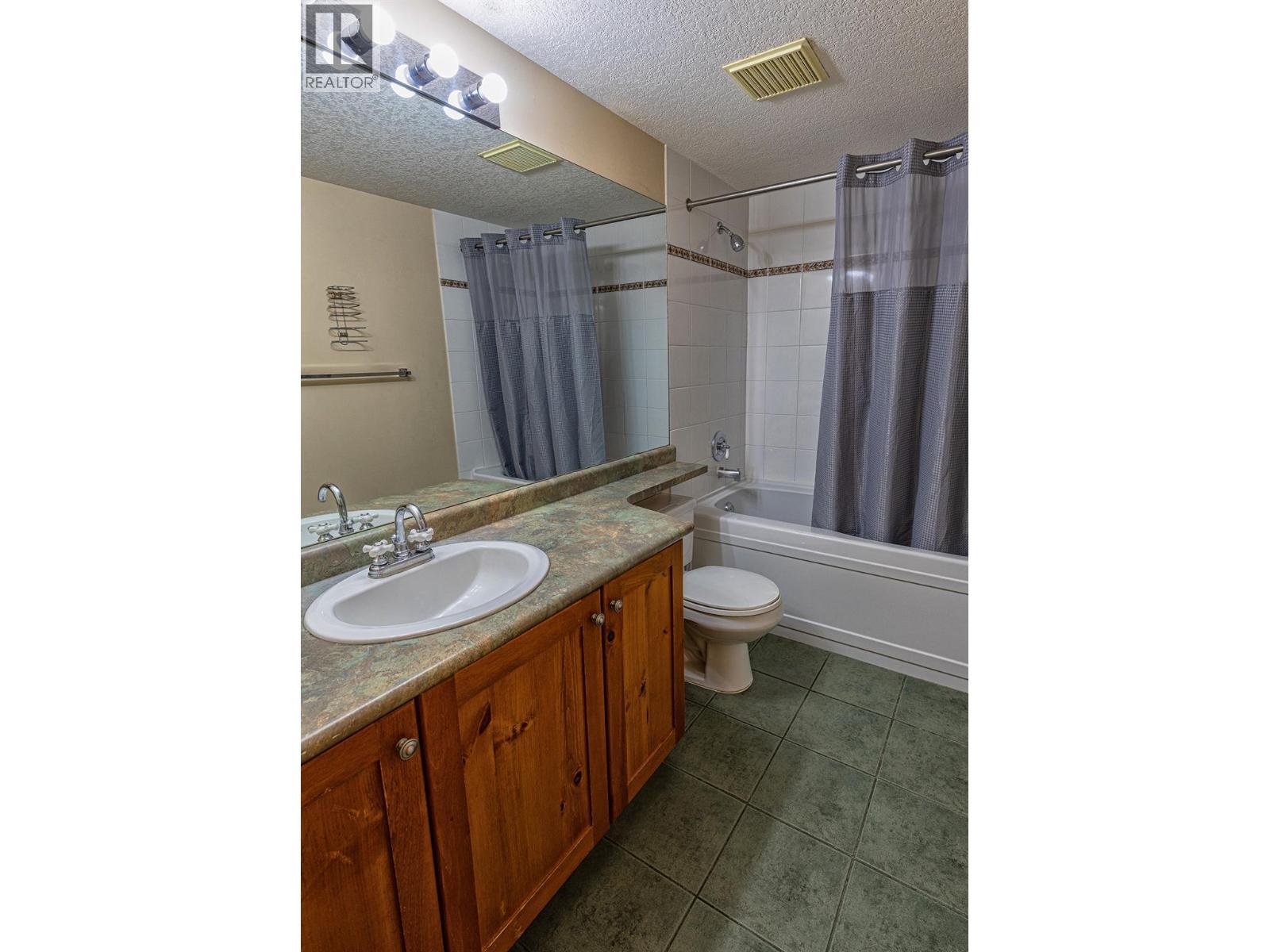 2050 Summit Drive Unit# 306, Panorama, BC - Indoor Photo Showing Bathroom