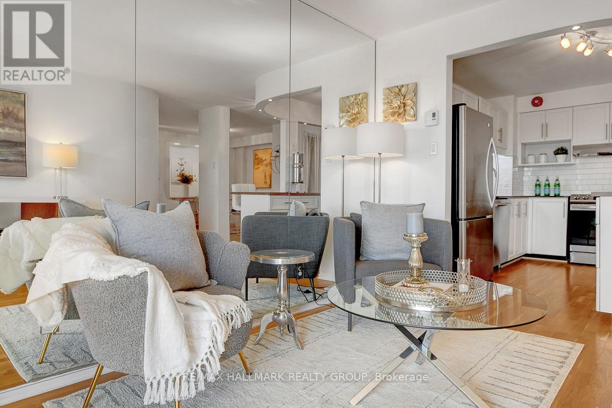 504 - 222 Guigues Avenue, Ottawa, ON - Indoor Photo Showing Living Room