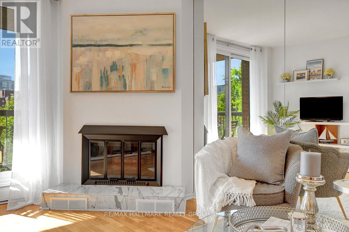 504 - 222 Guigues Avenue, Ottawa, ON - Indoor Photo Showing Living Room