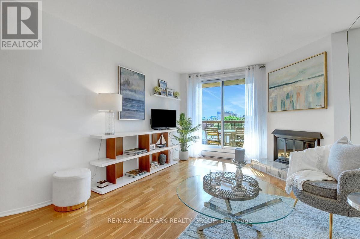 504 - 222 Guigues Avenue, Ottawa, ON - Indoor Photo Showing Living Room