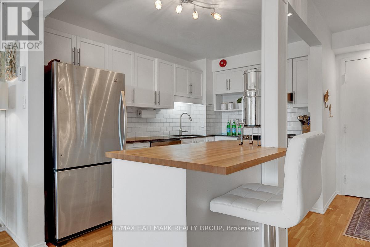 504 - 222 Guigues Avenue, Ottawa, ON - Indoor Photo Showing Kitchen With Stainless Steel Kitchen
