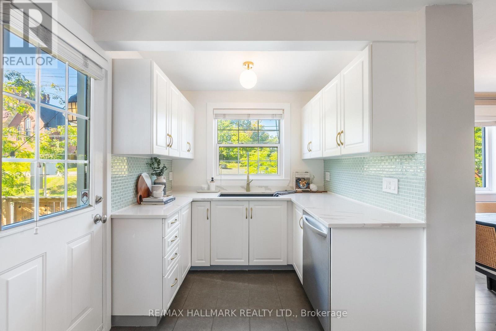 1 Heyworth Crescent, Toronto, ON - Indoor Photo Showing Kitchen