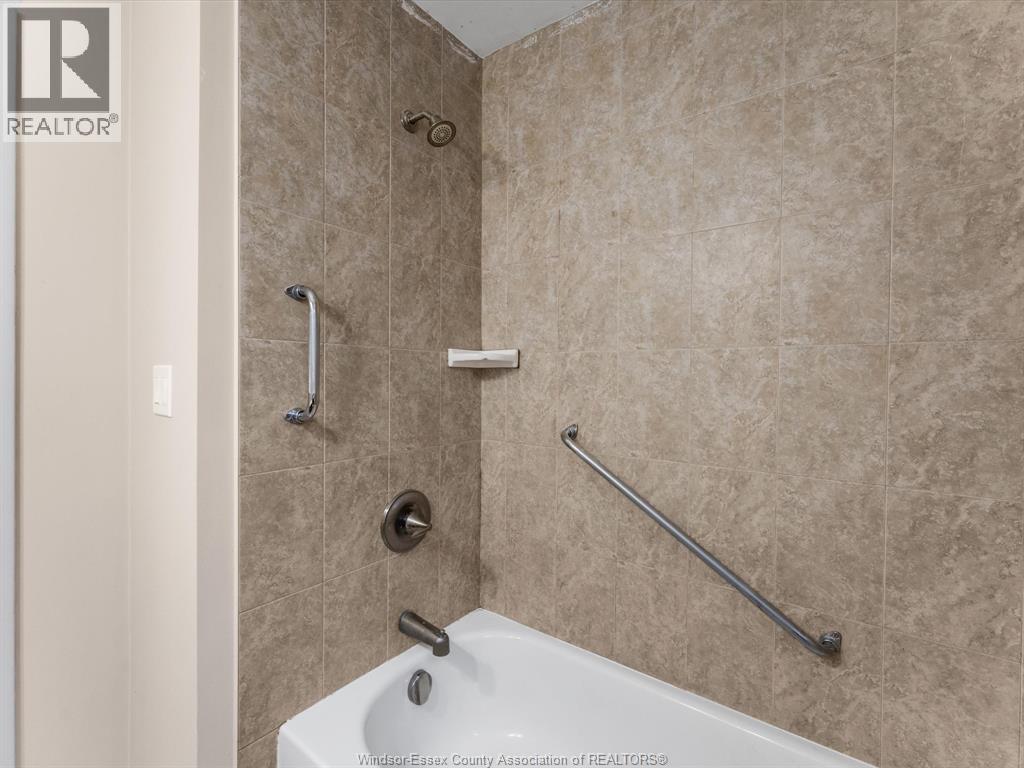 1345 Marlborough Boulevard, Windsor, ON - Indoor Photo Showing Bathroom