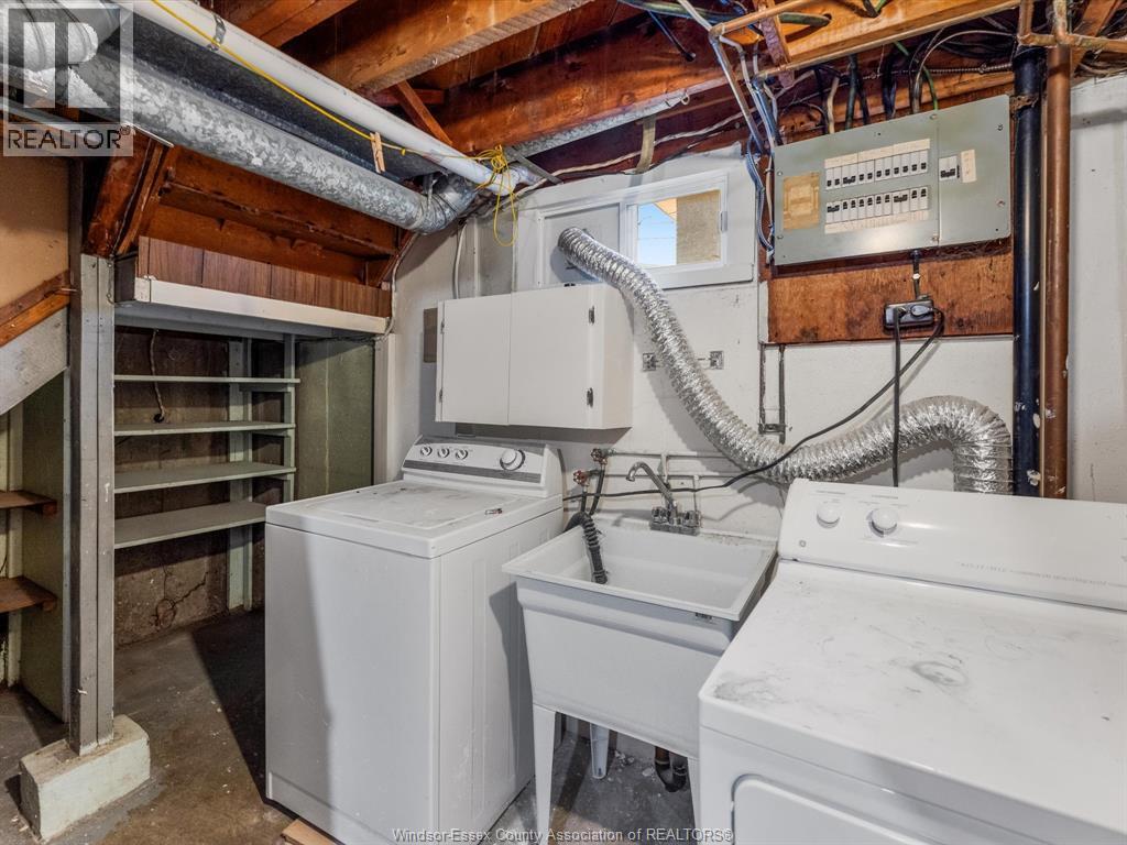 1345 Marlborough Boulevard, Windsor, ON - Indoor Photo Showing Laundry Room