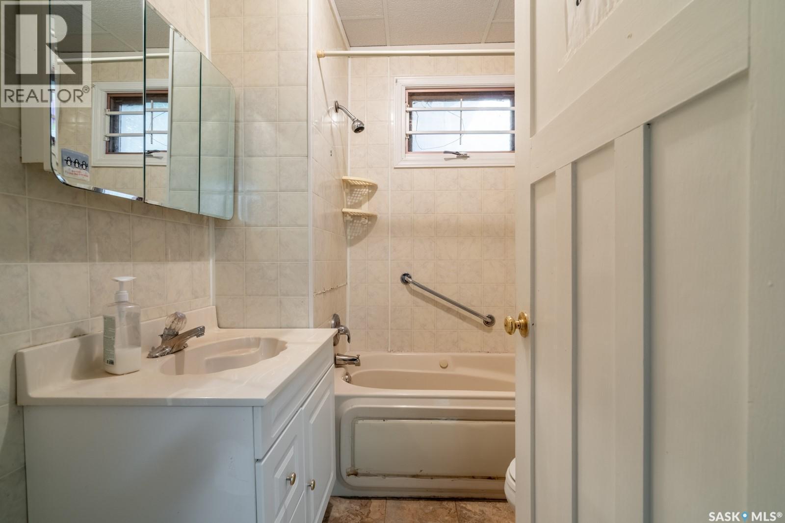 1535 Victoria Avenue, Regina, SK - Indoor Photo Showing Bathroom