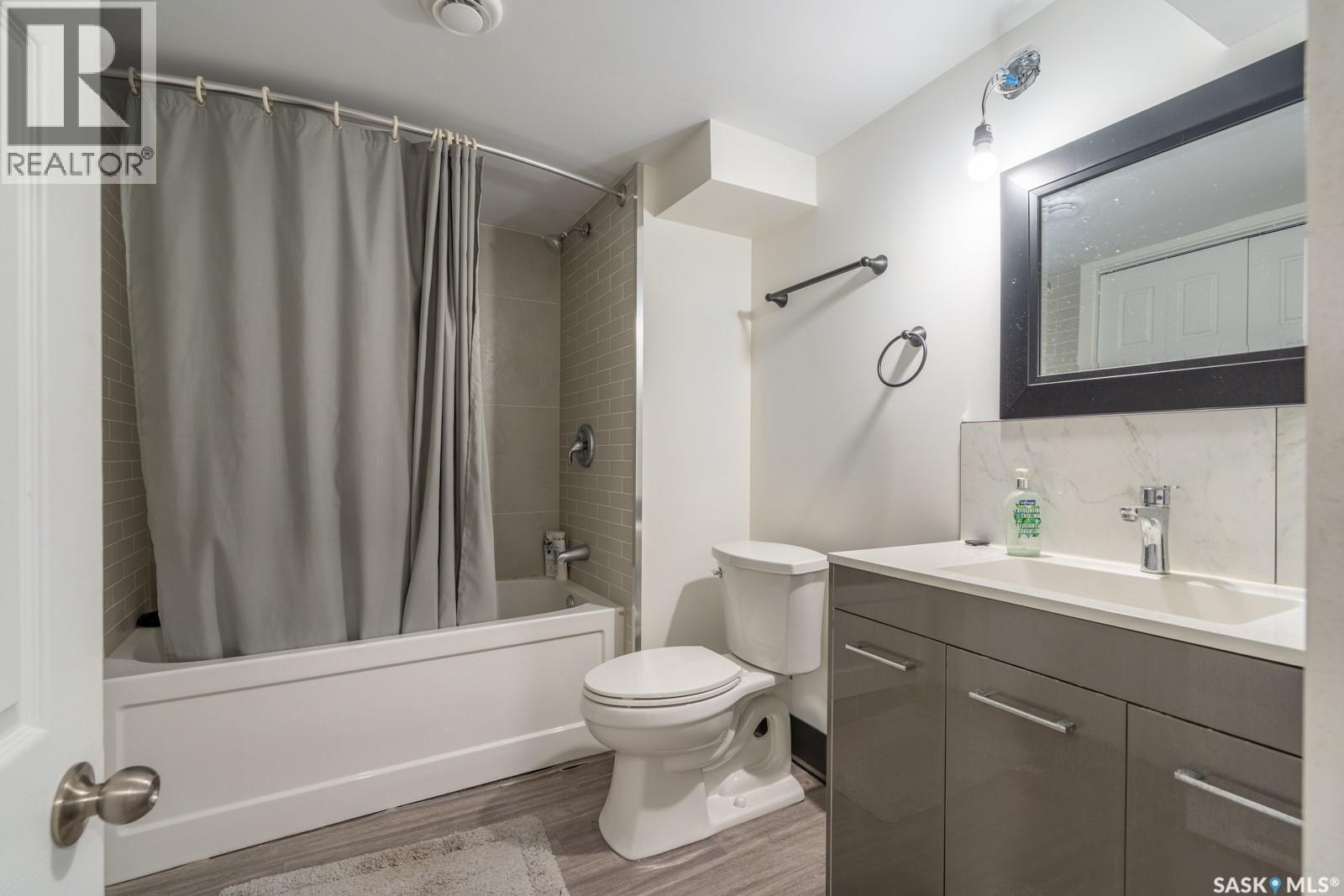 1535 Victoria Avenue, Regina, SK - Indoor Photo Showing Bathroom