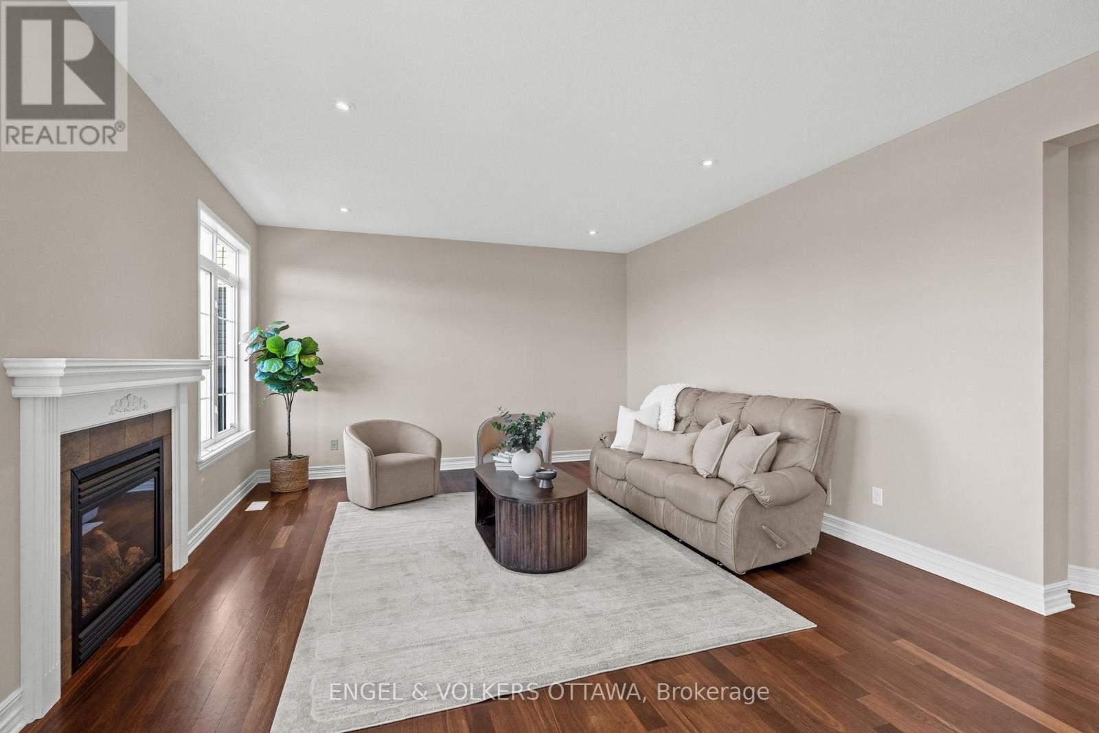 788 Kilbirnie Drive, Ottawa, ON - Indoor Photo Showing Living Room With Fireplace