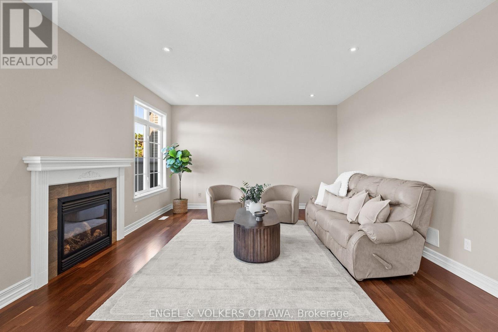 788 Kilbirnie Drive, Ottawa, ON - Indoor Photo Showing Living Room With Fireplace