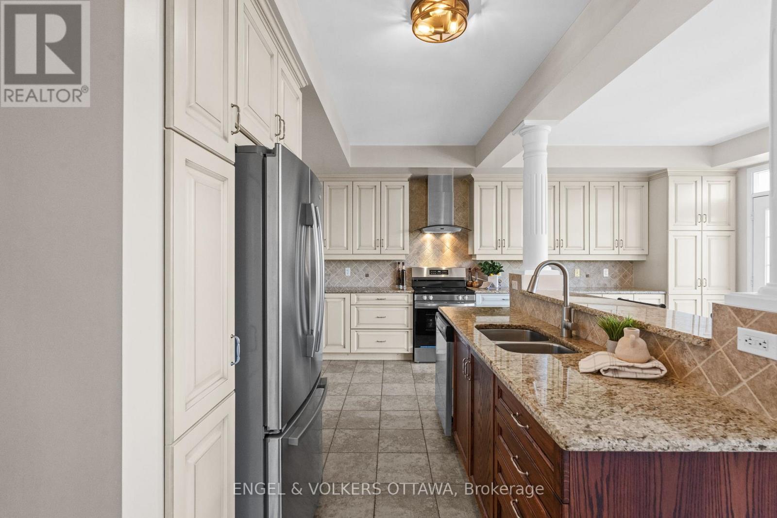 788 Kilbirnie Drive, Ottawa, ON - Indoor Photo Showing Kitchen With Double Sink With Upgraded Kitchen