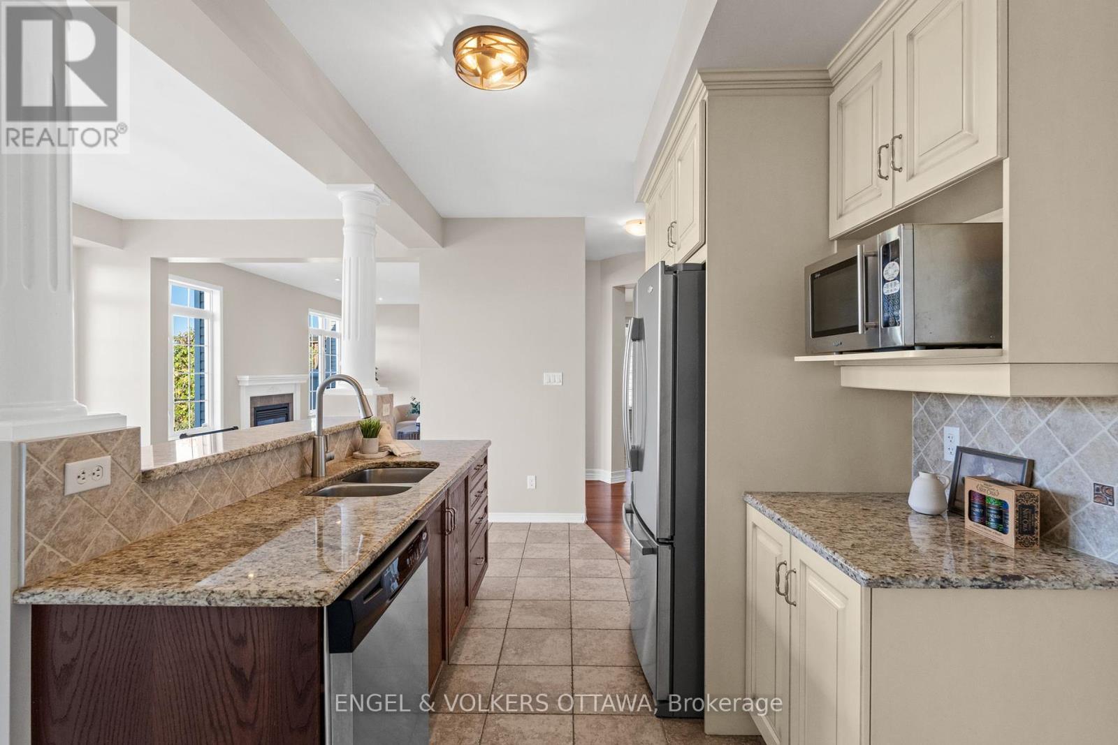 788 Kilbirnie Drive, Ottawa, ON - Indoor Photo Showing Kitchen With Stainless Steel Kitchen With Double Sink With Upgraded Kitchen