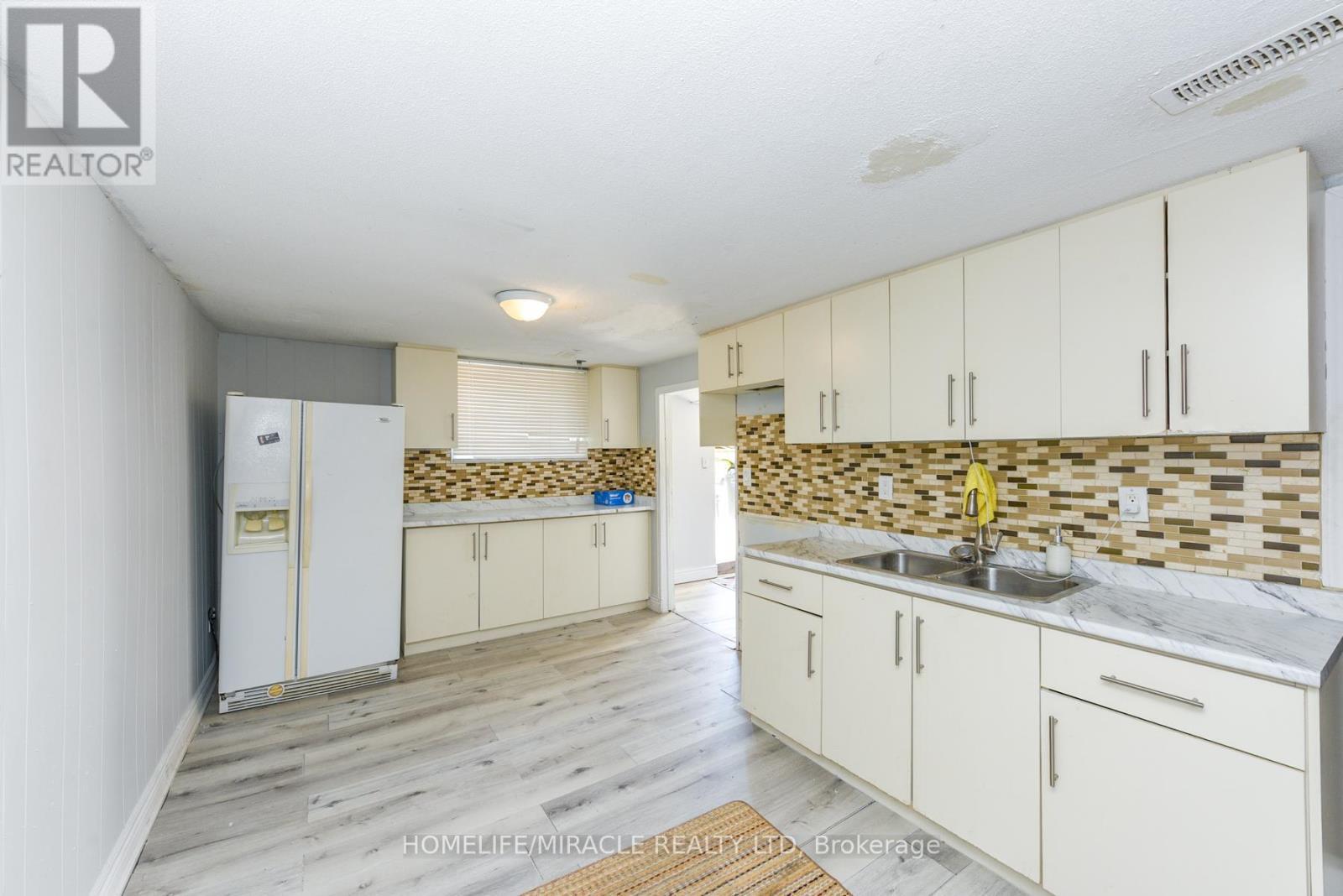 3442 Laddie Crescent, Mississauga, ON - Indoor Photo Showing Kitchen With Double Sink