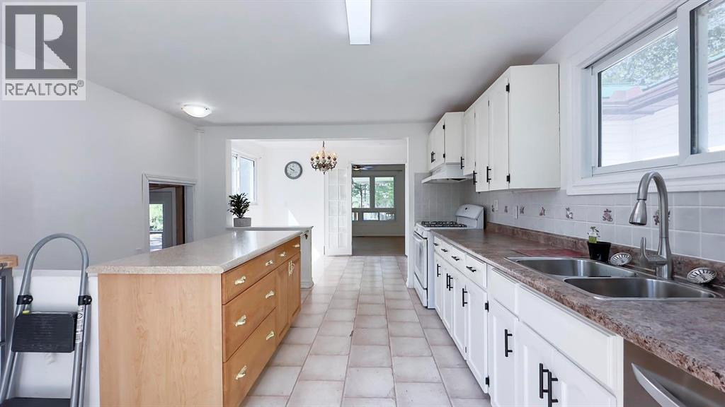 10148 Port Franks Estates Drive, Lambton Shores, ON - Indoor Photo Showing Kitchen With Double Sink