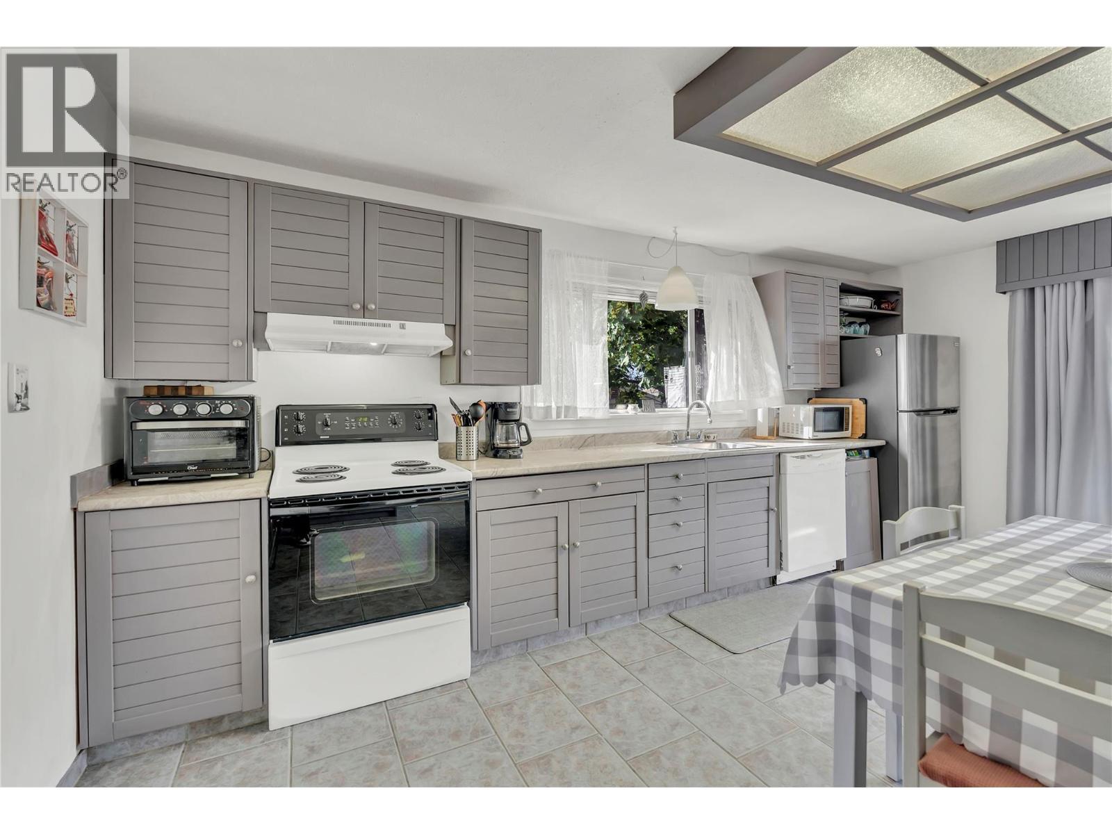 573 Jermyn Avenue, Penticton, BC - Indoor Photo Showing Kitchen
