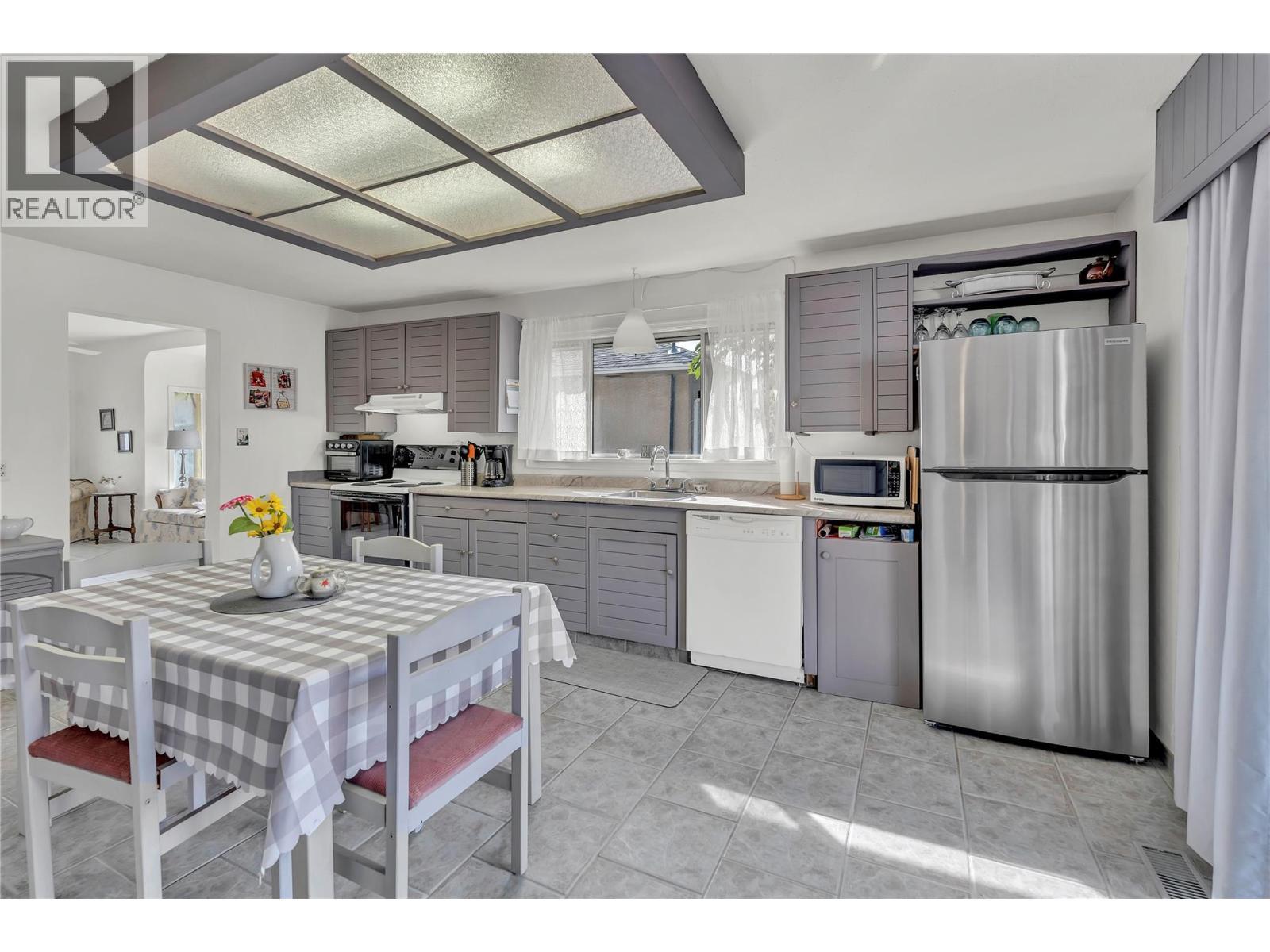 573 Jermyn Avenue, Penticton, BC - Indoor