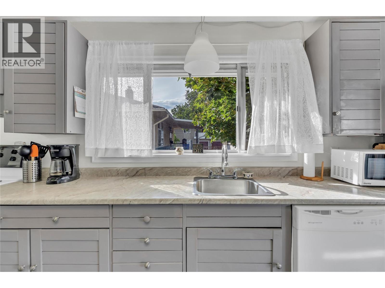 573 Jermyn Avenue, Penticton, BC - Indoor Photo Showing Kitchen