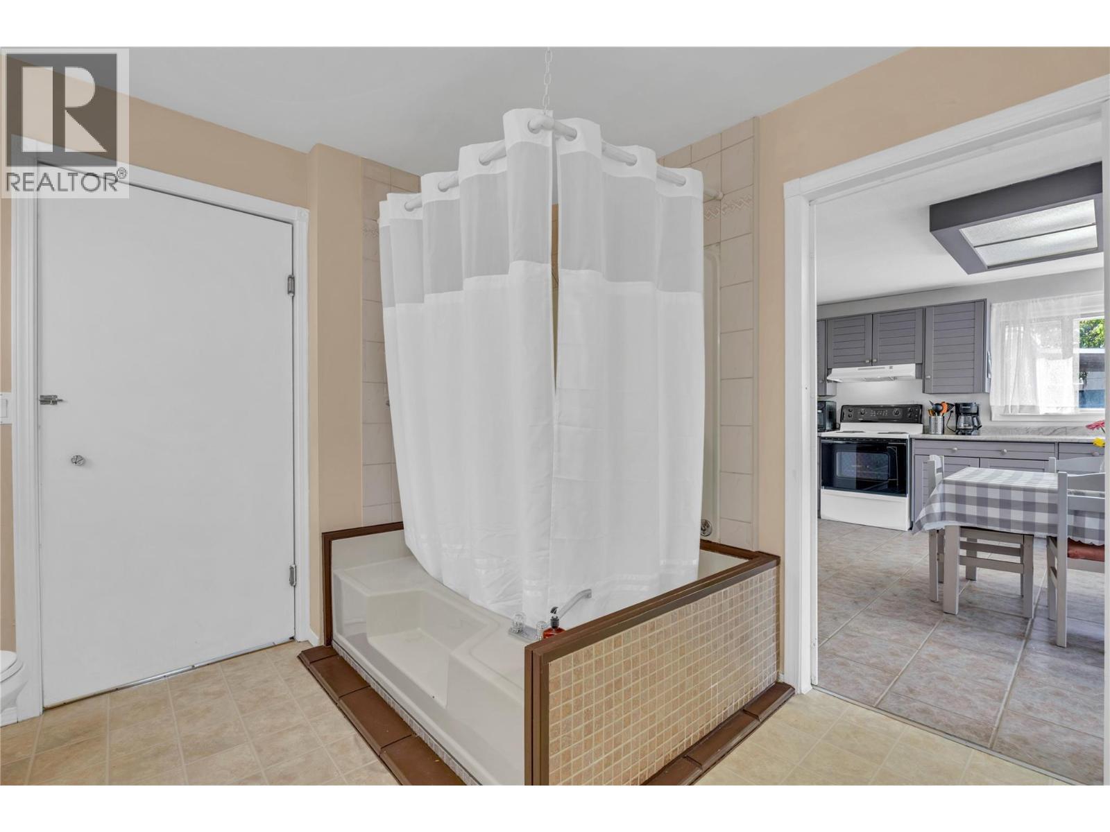 573 Jermyn Avenue, Penticton, BC - Indoor