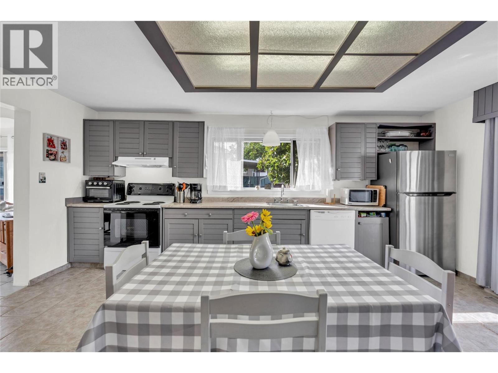 573 Jermyn Avenue, Penticton, BC - Indoor Photo Showing Dining Room