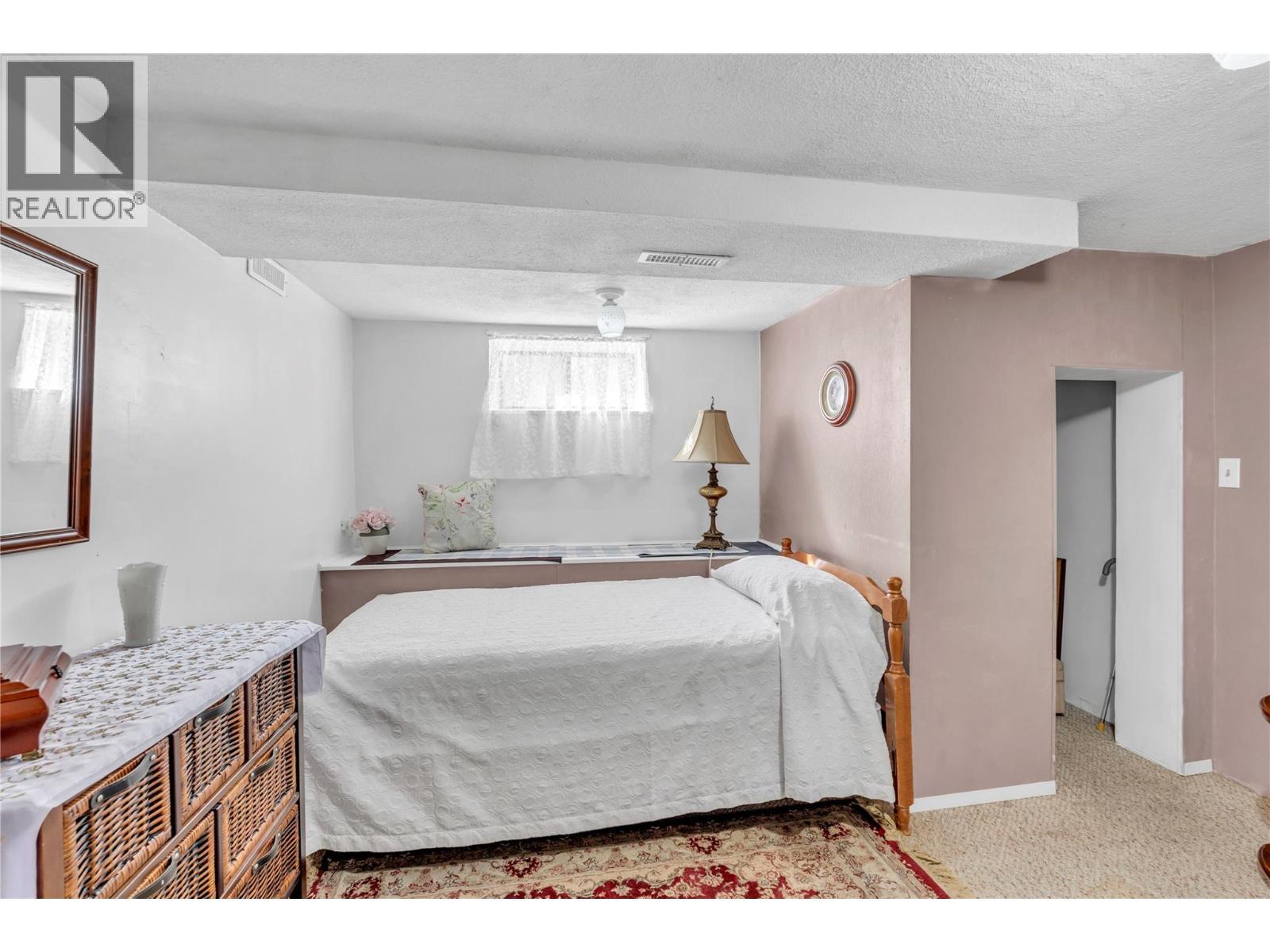 573 Jermyn Avenue, Penticton, BC - Indoor Photo Showing Bedroom