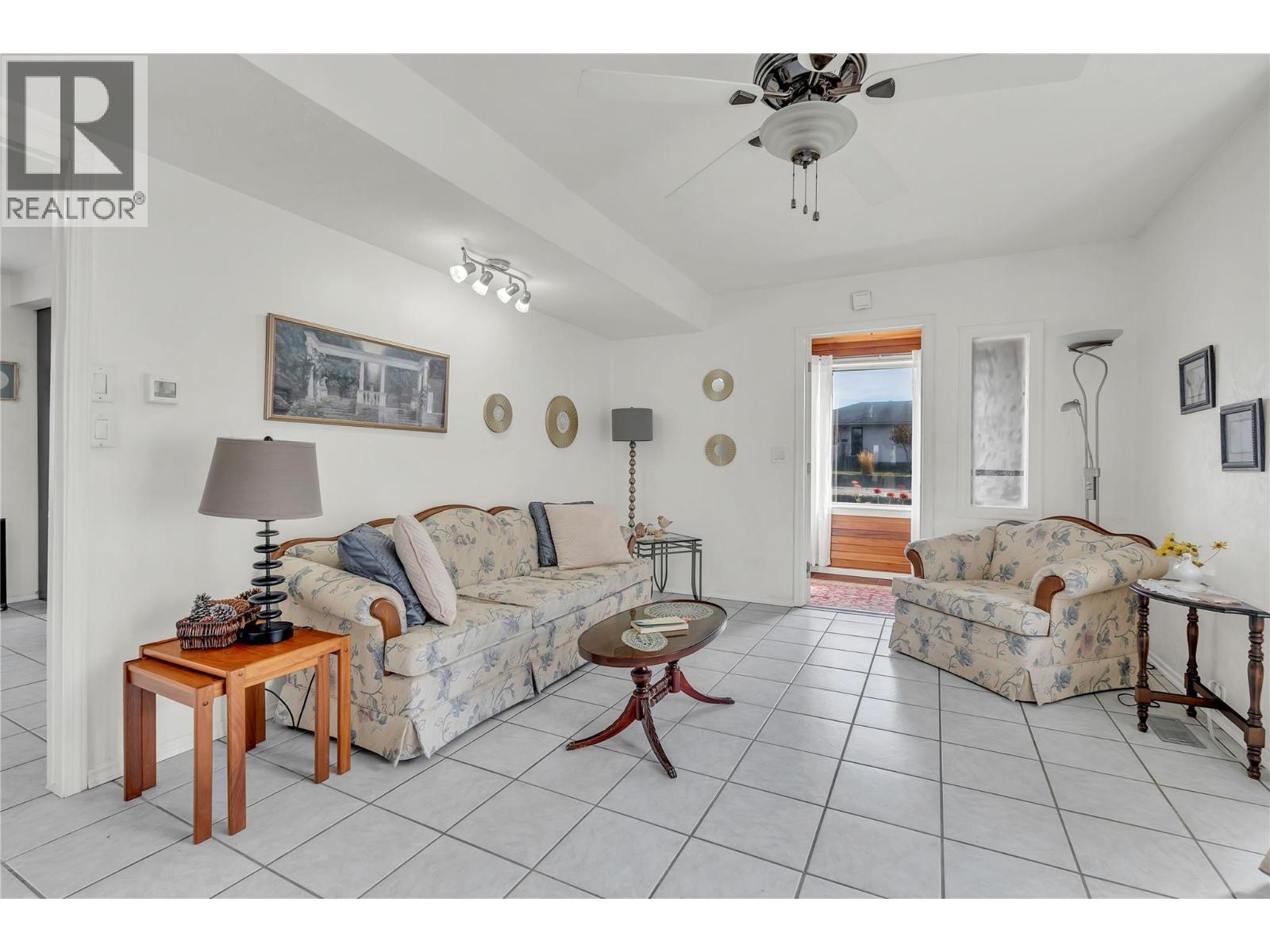573 Jermyn Avenue, Penticton, BC - Indoor Photo Showing Living Room