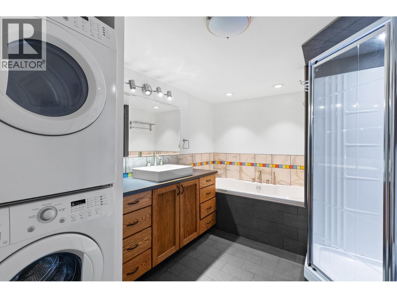 230 Cypress Drive, Coldstream, BC - Indoor Photo Showing Laundry Room
