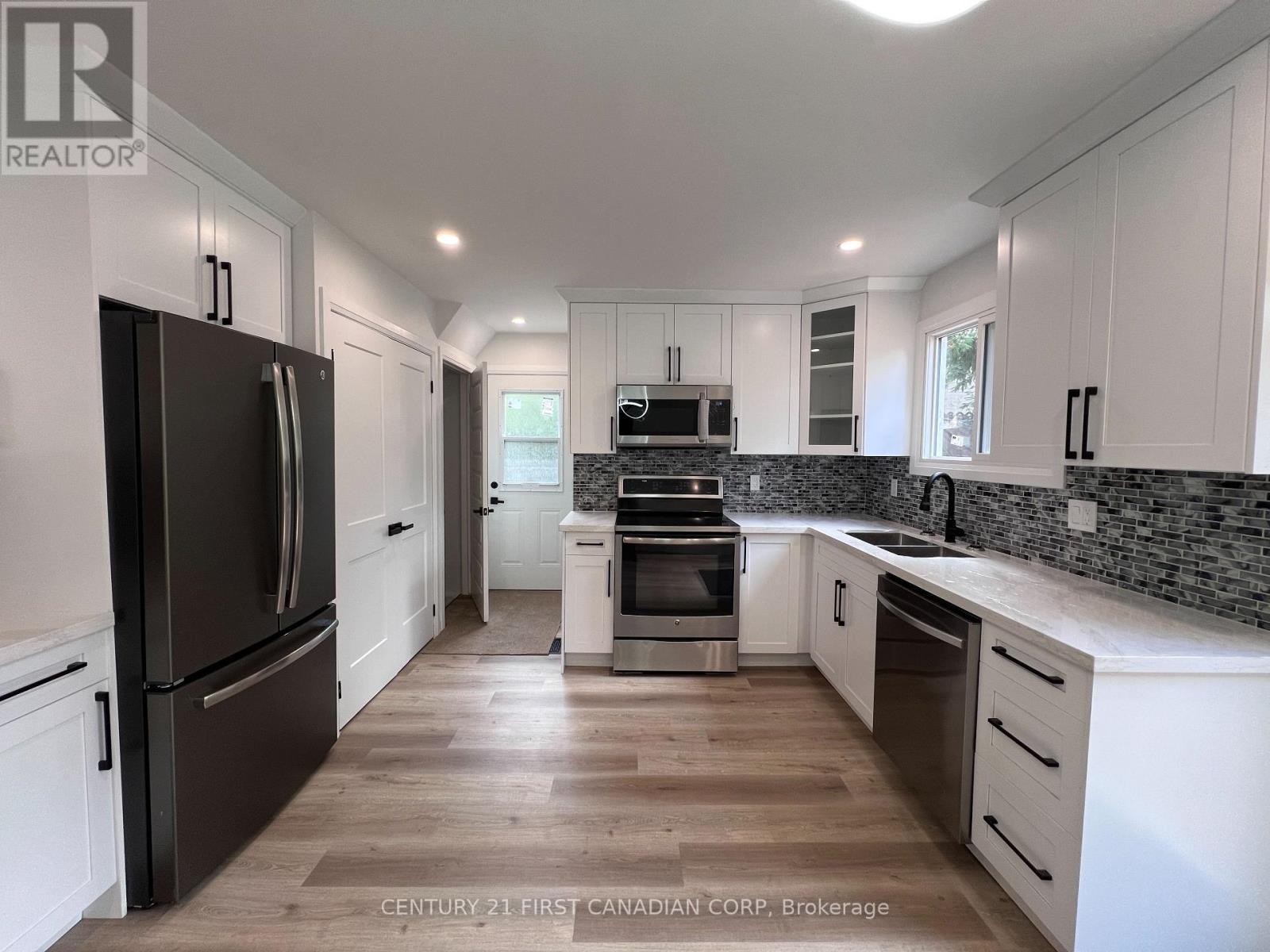 5 Chiddington Gate, London South (South R), ON - Indoor Photo Showing Kitchen With Double Sink