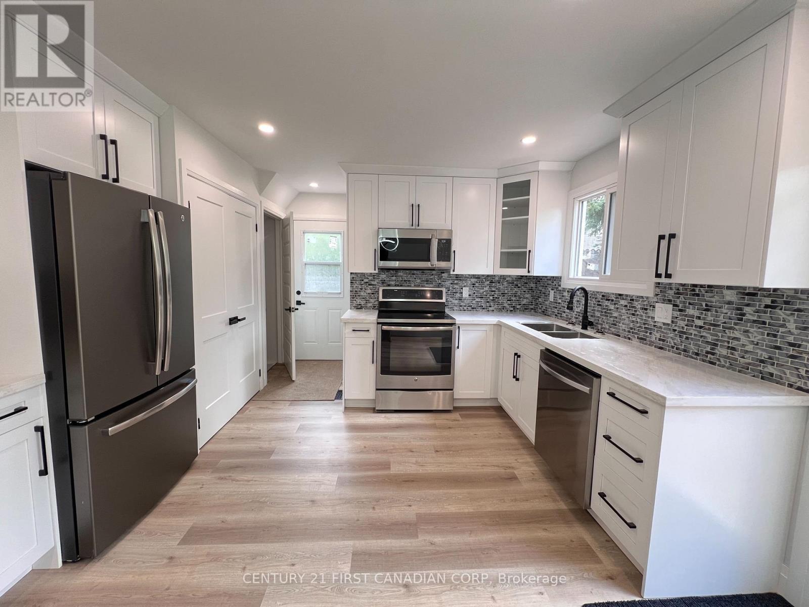 5 Chiddington Gate, London South (South R), ON - Indoor Photo Showing Kitchen With Stainless Steel Kitchen With Double Sink With Upgraded Kitchen