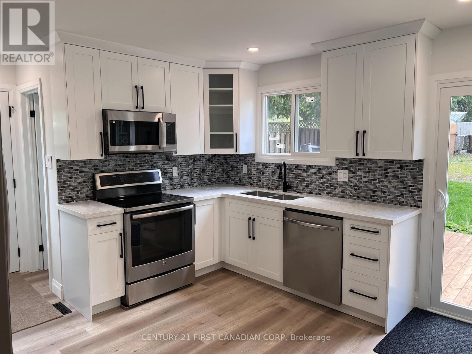 5 Chiddington Gate, London South (South R), ON - Indoor Photo Showing Kitchen With Stainless Steel Kitchen With Double Sink With Upgraded Kitchen