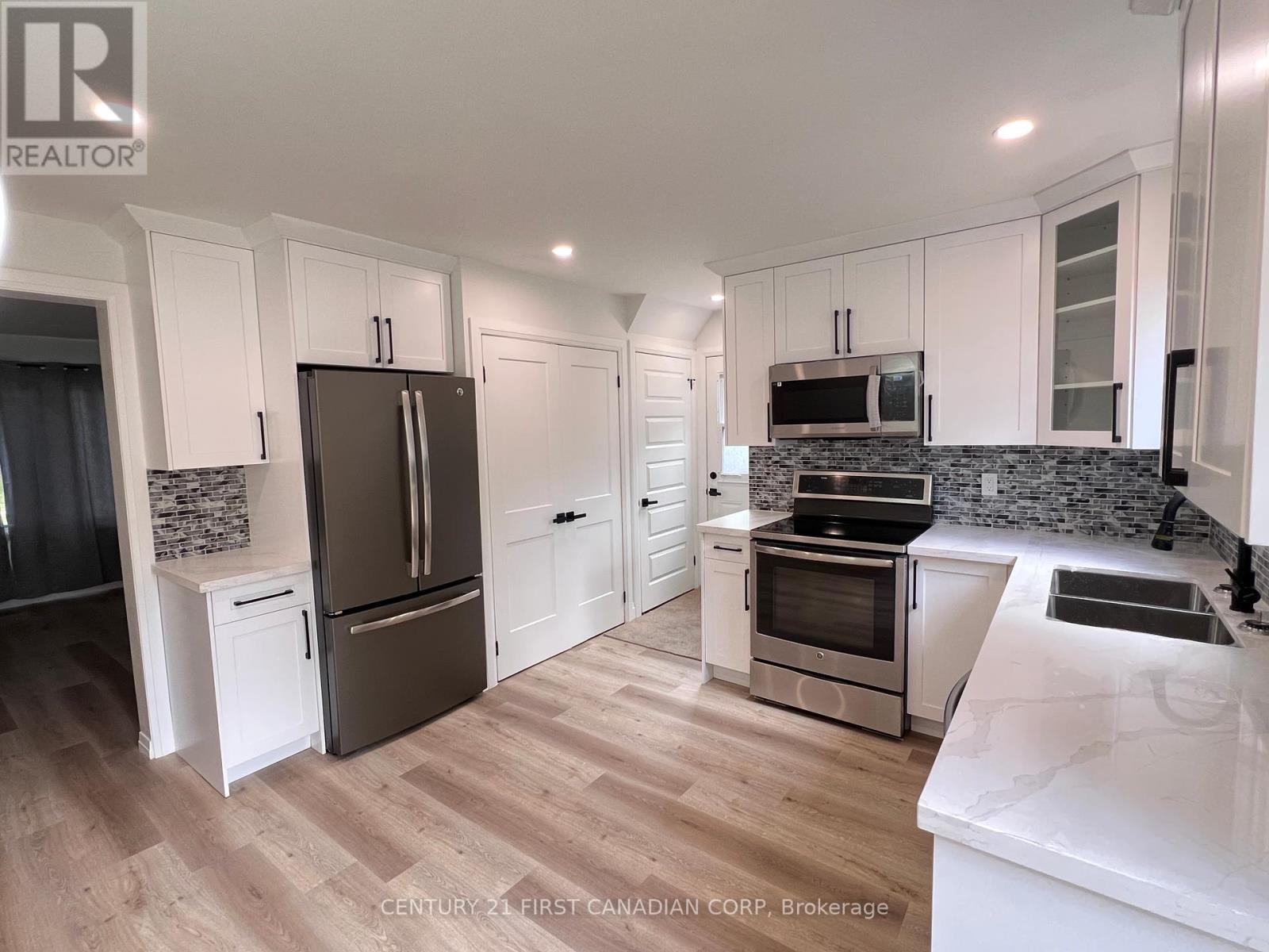 5 Chiddington Gate, London South (South R), ON - Indoor Photo Showing Kitchen With Stainless Steel Kitchen With Double Sink