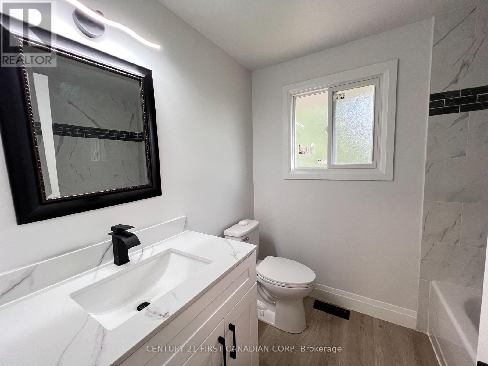 5 Chiddington Gate, London South (South R), ON - Indoor Photo Showing Bathroom