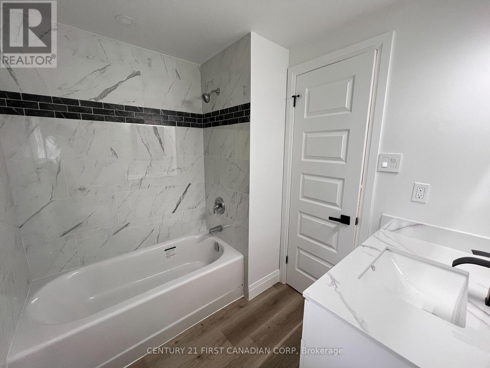 5 Chiddington Gate, London South (South R), ON - Indoor Photo Showing Bathroom