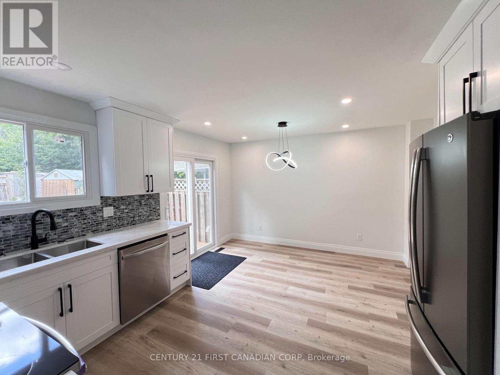 5 Chiddington Gate, London South (South R), ON - Indoor Photo Showing Kitchen With Double Sink