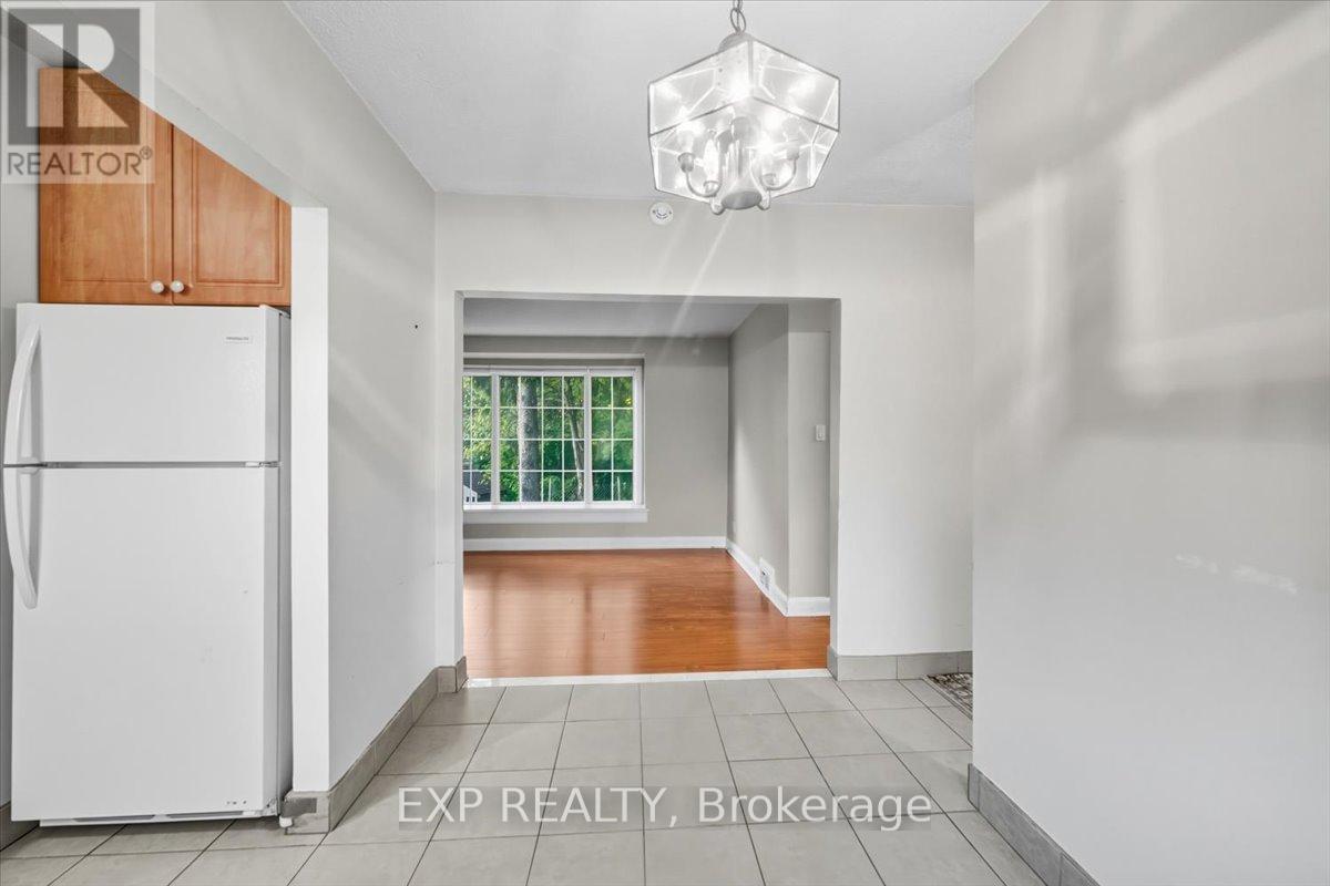 16 King Georges Drive W, Toronto, ON - Indoor