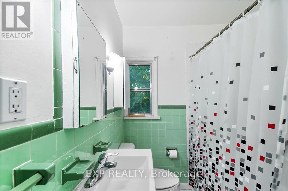 16 King Georges Drive W, Toronto, ON - Indoor Photo Showing Bathroom