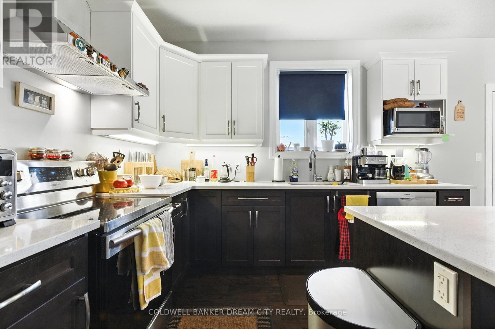 10 Honey Bend, St. Thomas, ON - Indoor Photo Showing Kitchen