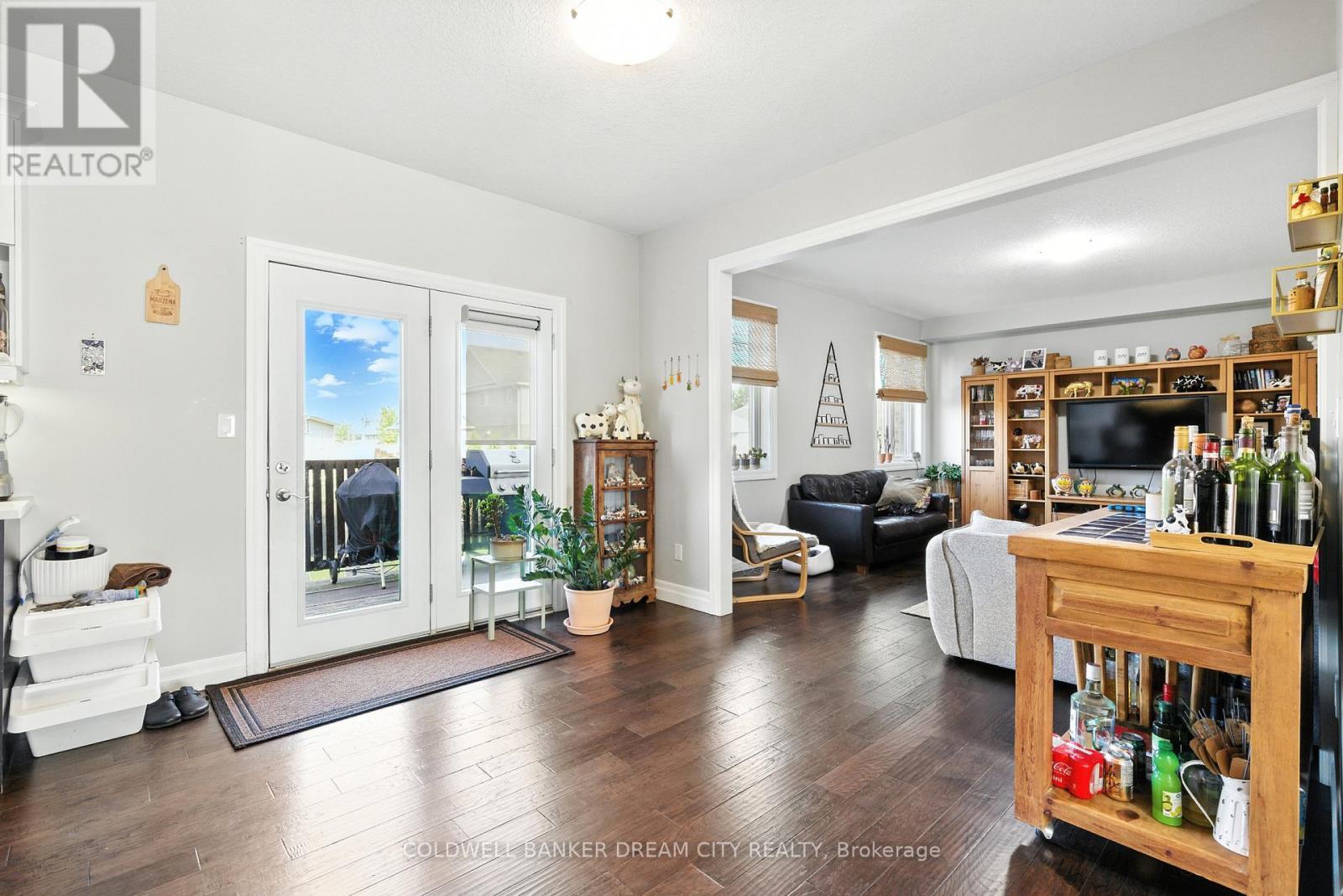 10 Honey Bend, St. Thomas, ON - Indoor Photo Showing Living Room