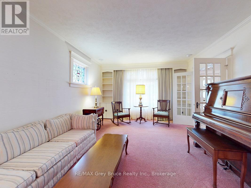 714 4Th Avenue E, Owen Sound, ON - Indoor Photo Showing Living Room