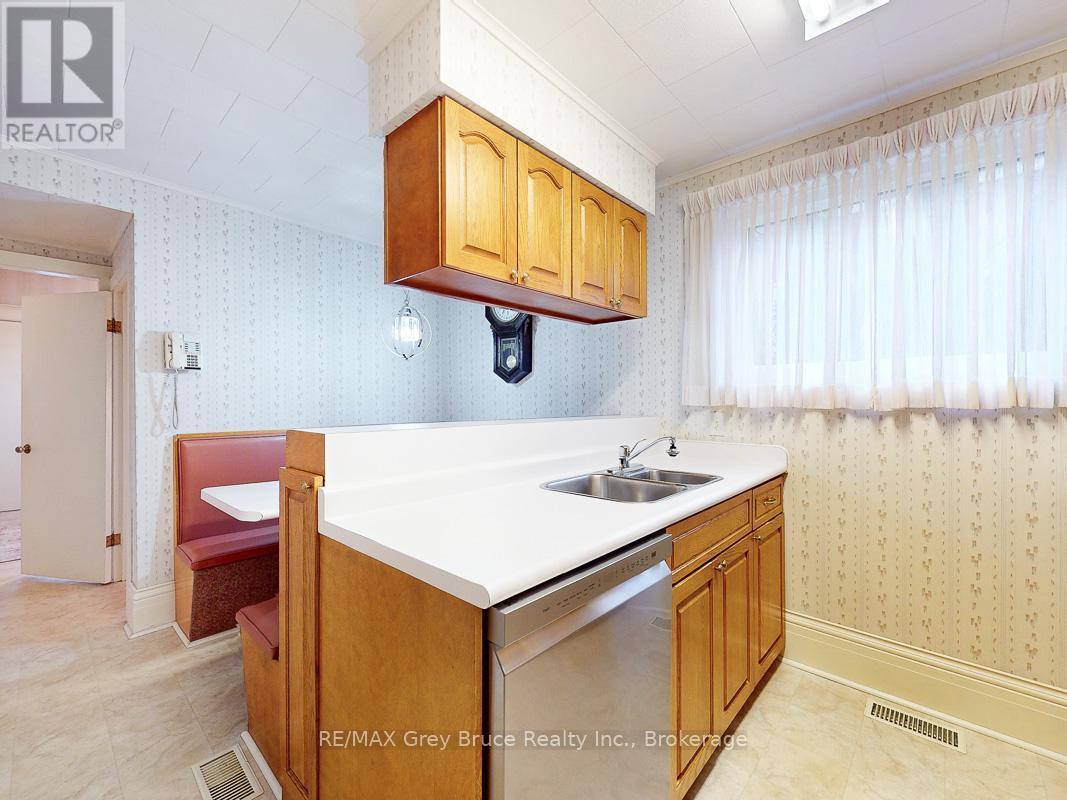 714 4Th Avenue E, Owen Sound, ON - Indoor Photo Showing Kitchen With Double Sink