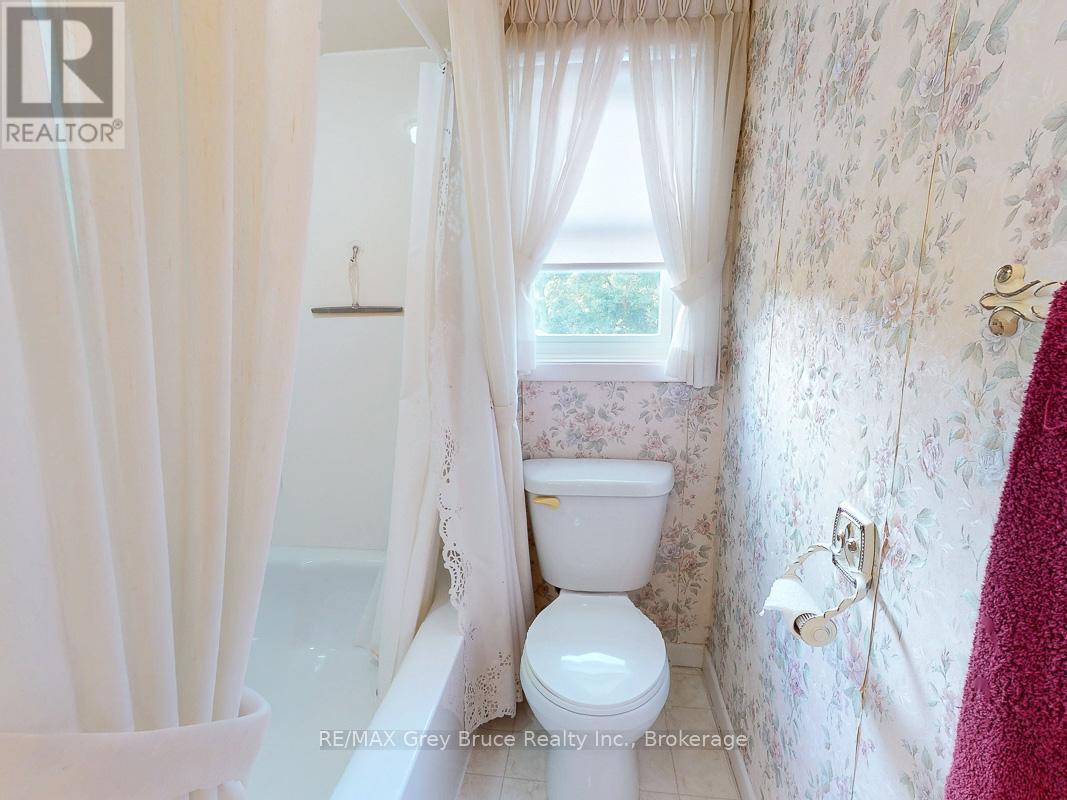 714 4Th Avenue E, Owen Sound, ON - Indoor Photo Showing Bathroom