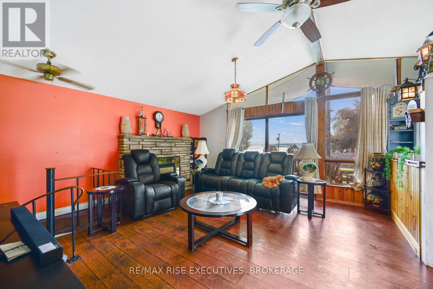1578 County Road 2, Augusta, ON - Indoor Photo Showing Living Room