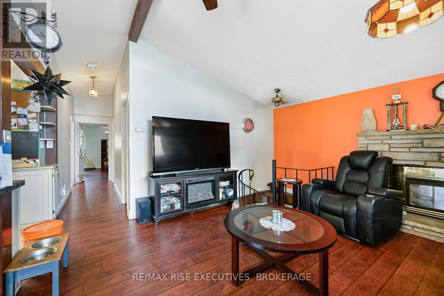 1578 County Road 2, Augusta, ON - Indoor Photo Showing Living Room