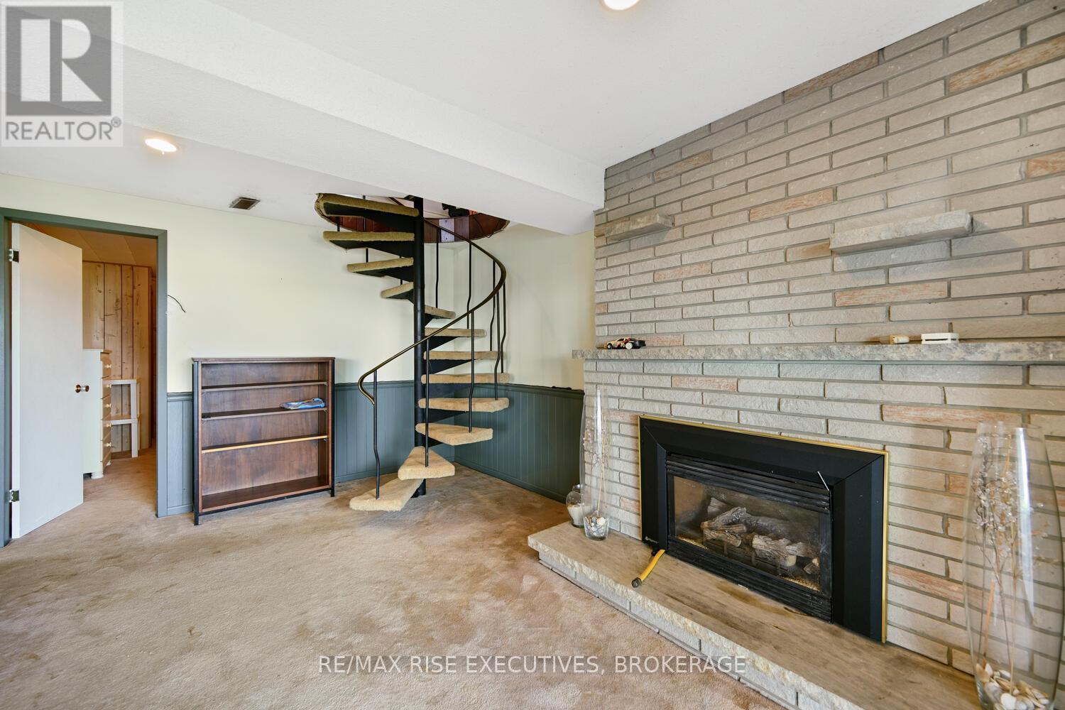 1578 County Road 2, Augusta, ON - Indoor Photo Showing Living Room With Fireplace