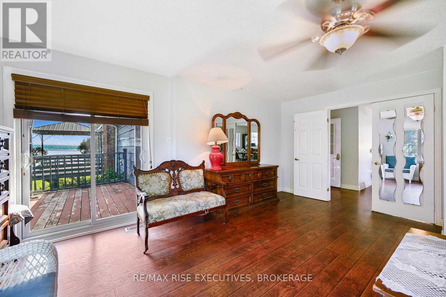 1578 County Road 2, Augusta, ON - Indoor Photo Showing Living Room
