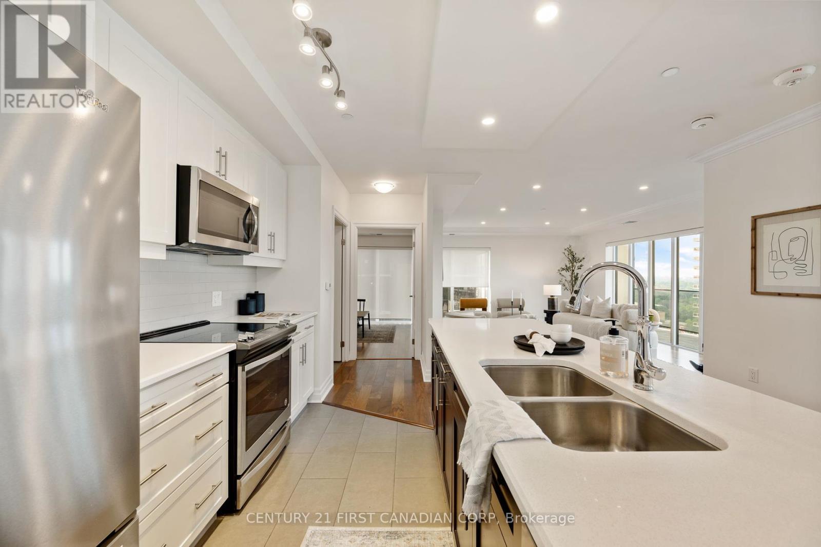 1109 - 505 Talbot Street, London East (East F), ON - Indoor Photo Showing Kitchen With Double Sink With Upgraded Kitchen