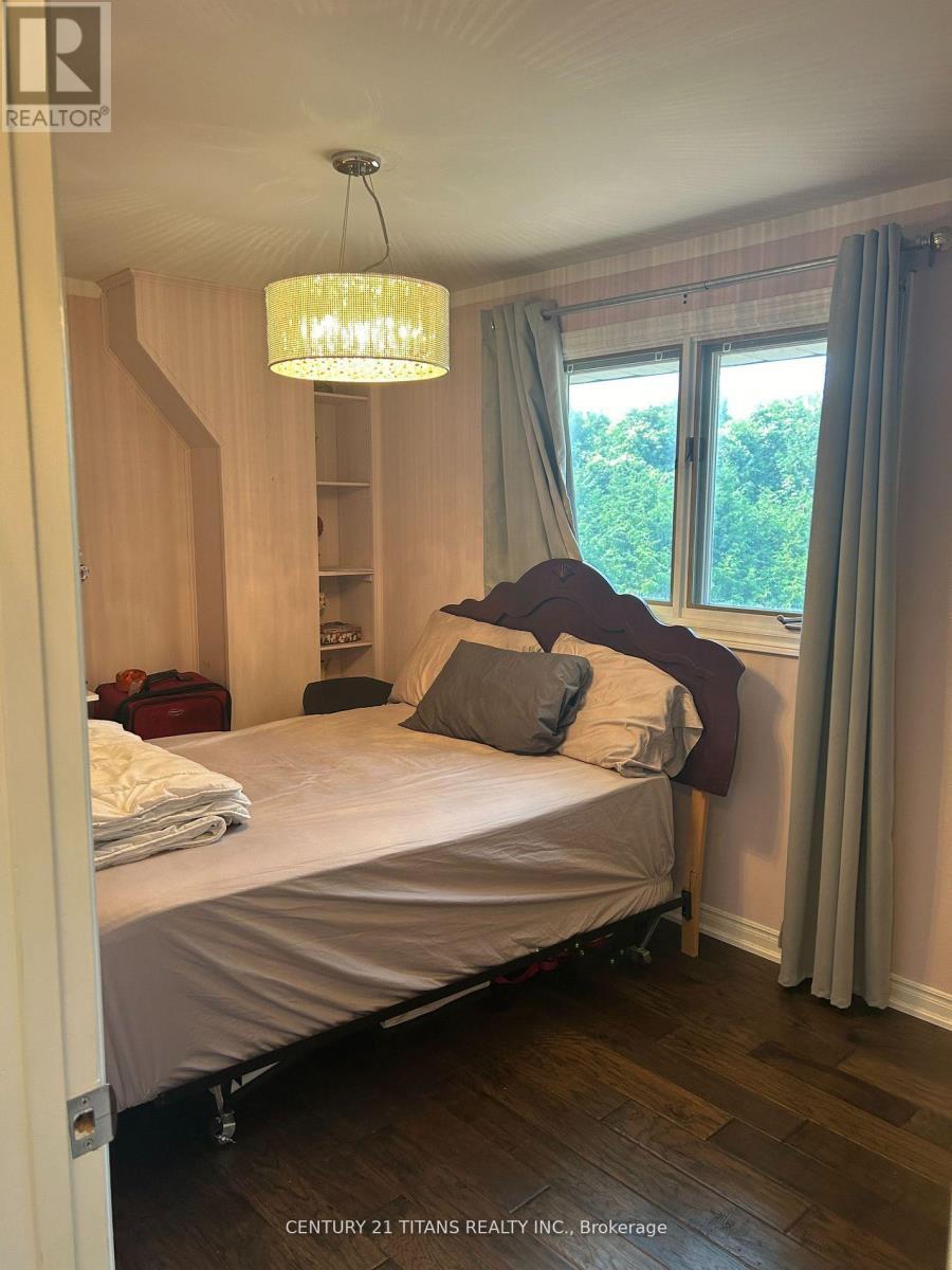 Main - 349 Carnaby Court, Oshawa, ON - Indoor Photo Showing Bedroom