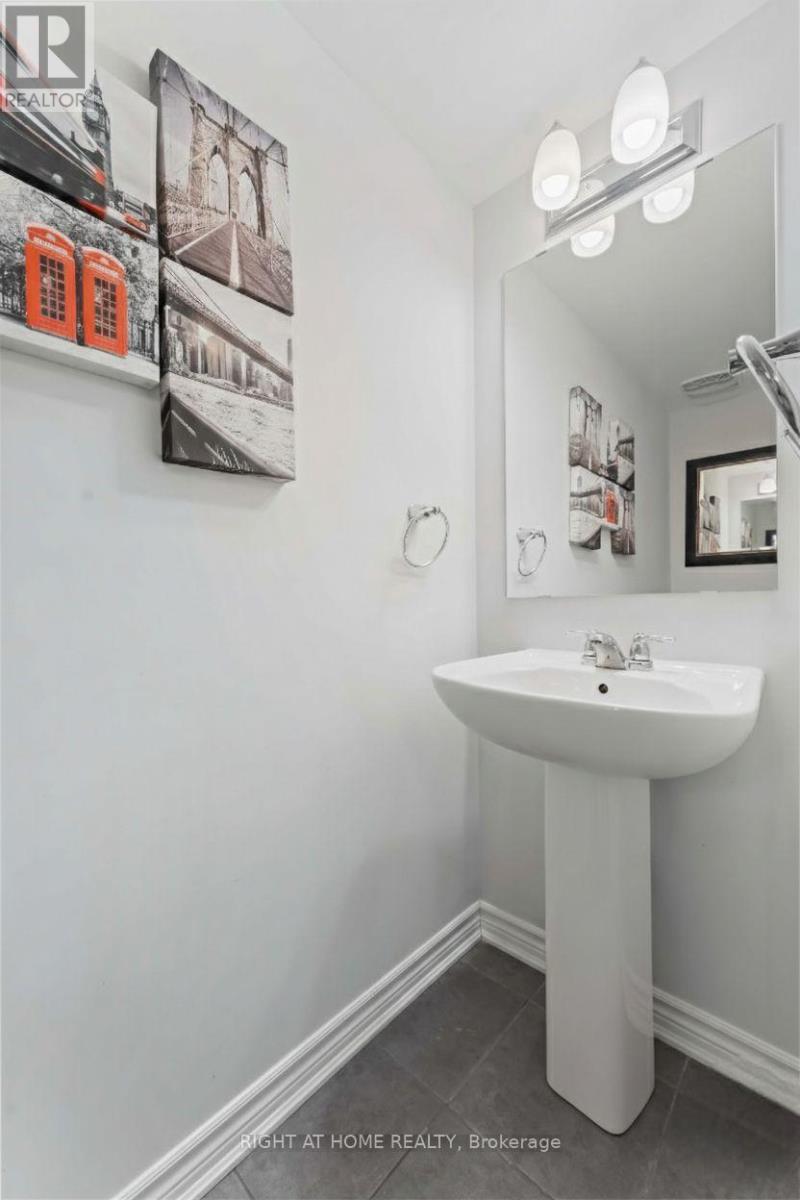 411 Gerardia Lane, Ottawa, ON - Indoor Photo Showing Bathroom