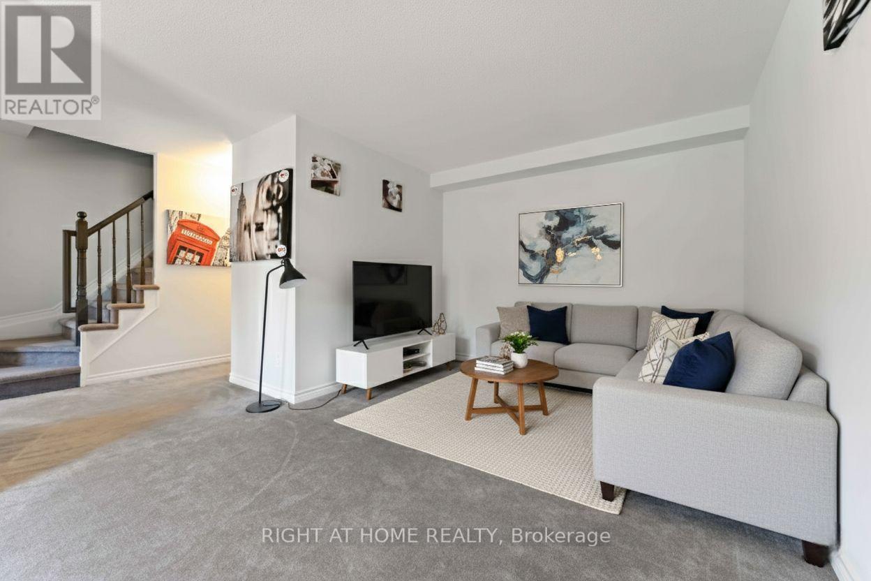 411 Gerardia Lane, Ottawa, ON - Indoor Photo Showing Living Room