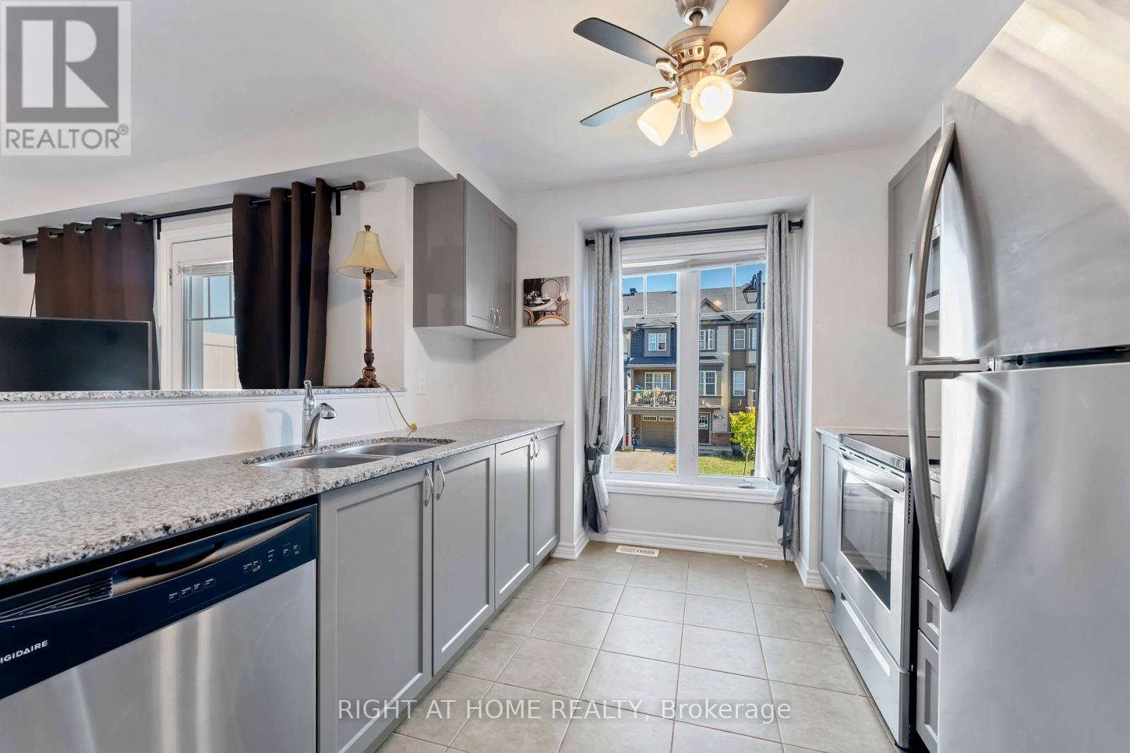 411 Gerardia Lane, Ottawa, ON - Indoor Photo Showing Kitchen With Double Sink