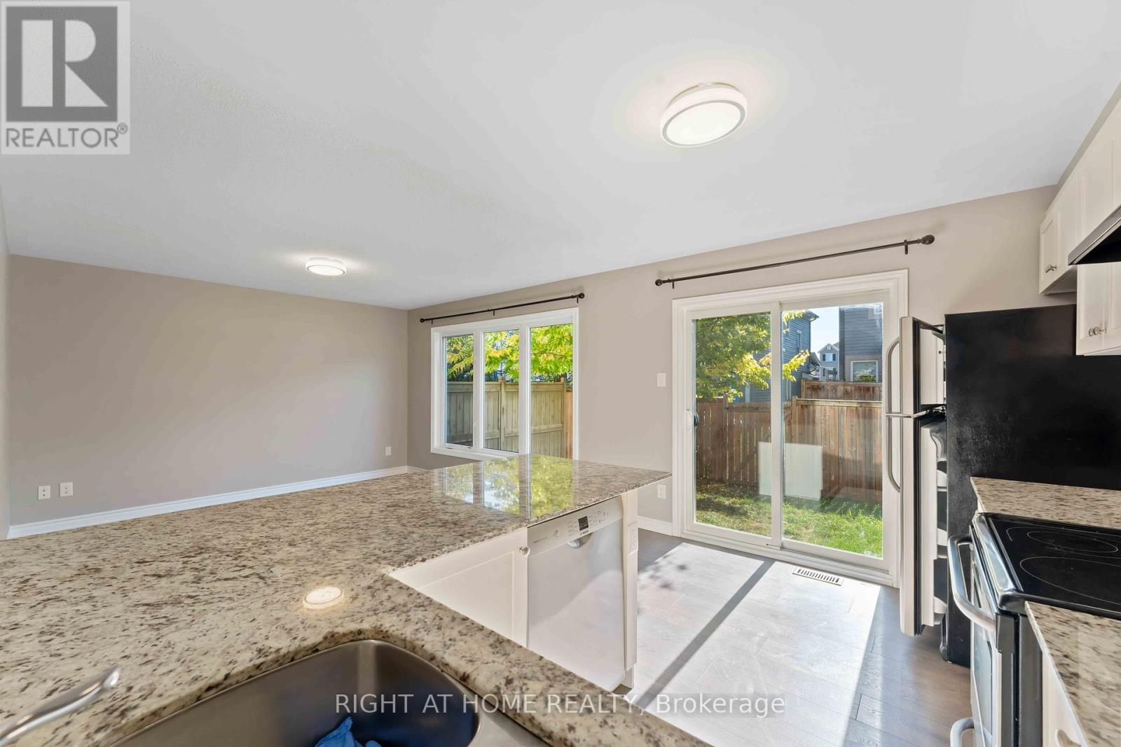 113 Maestro Avenue, Ottawa, ON - Indoor Photo Showing Kitchen With Upgraded Kitchen