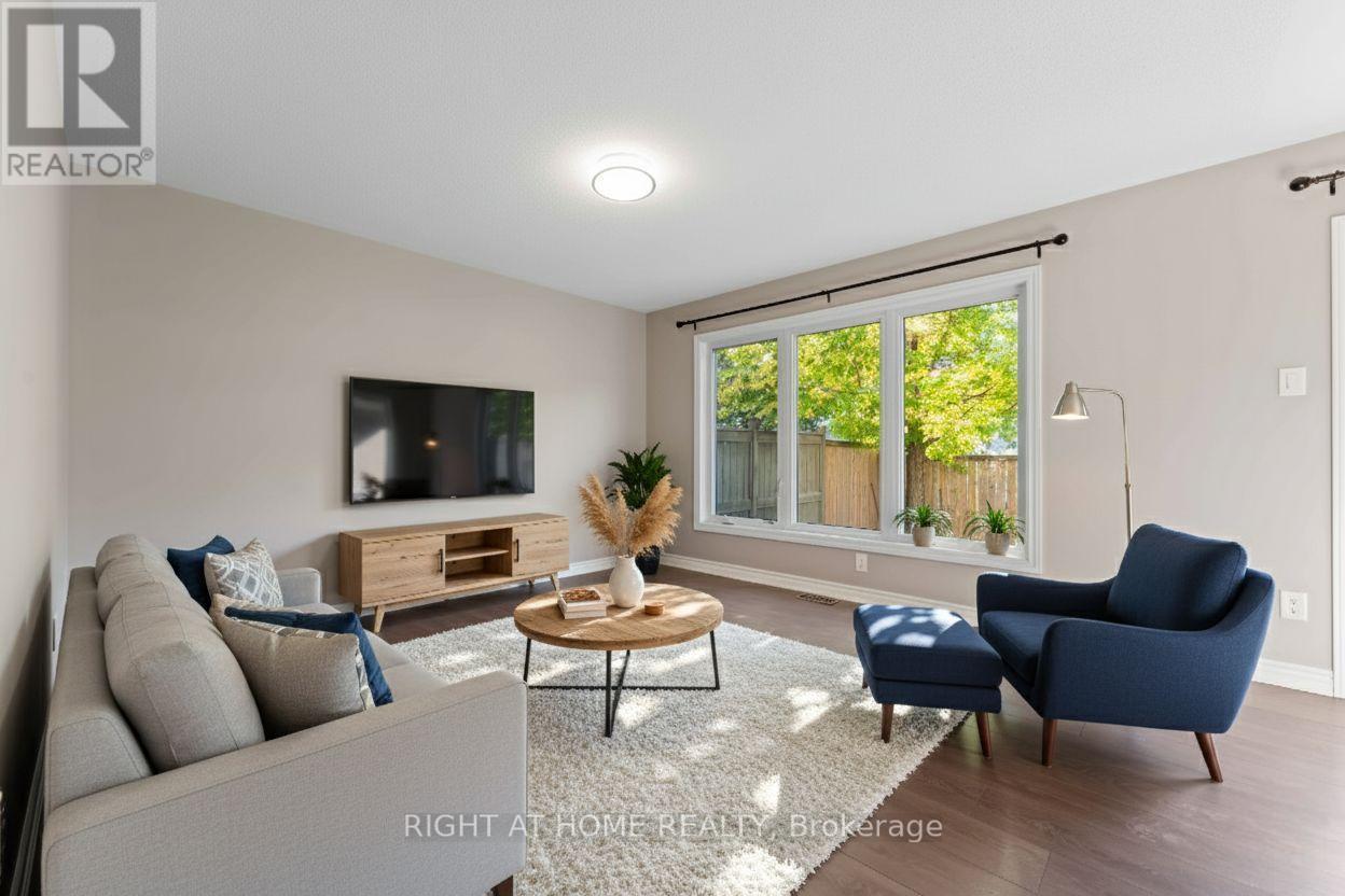 113 Maestro Avenue, Ottawa, ON - Indoor Photo Showing Living Room